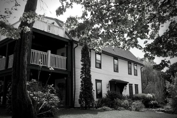 An image of the reportedly haunted Captain Grant's 1754 in Preston Connecticut