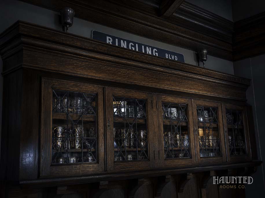 06-ringling-blvd-cabinet-detail-4k