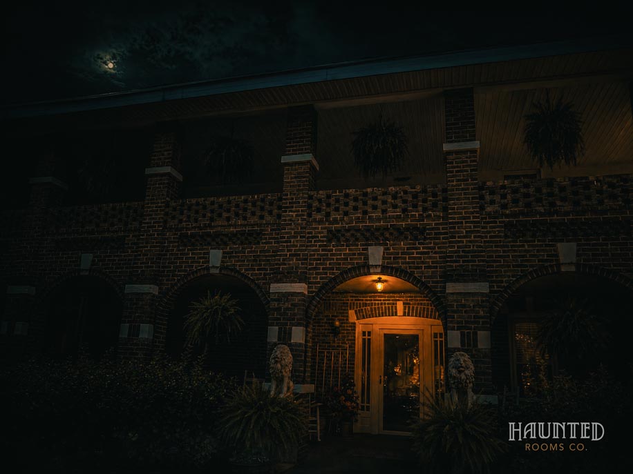 Front entrance of the haunted Thomas House Hotel