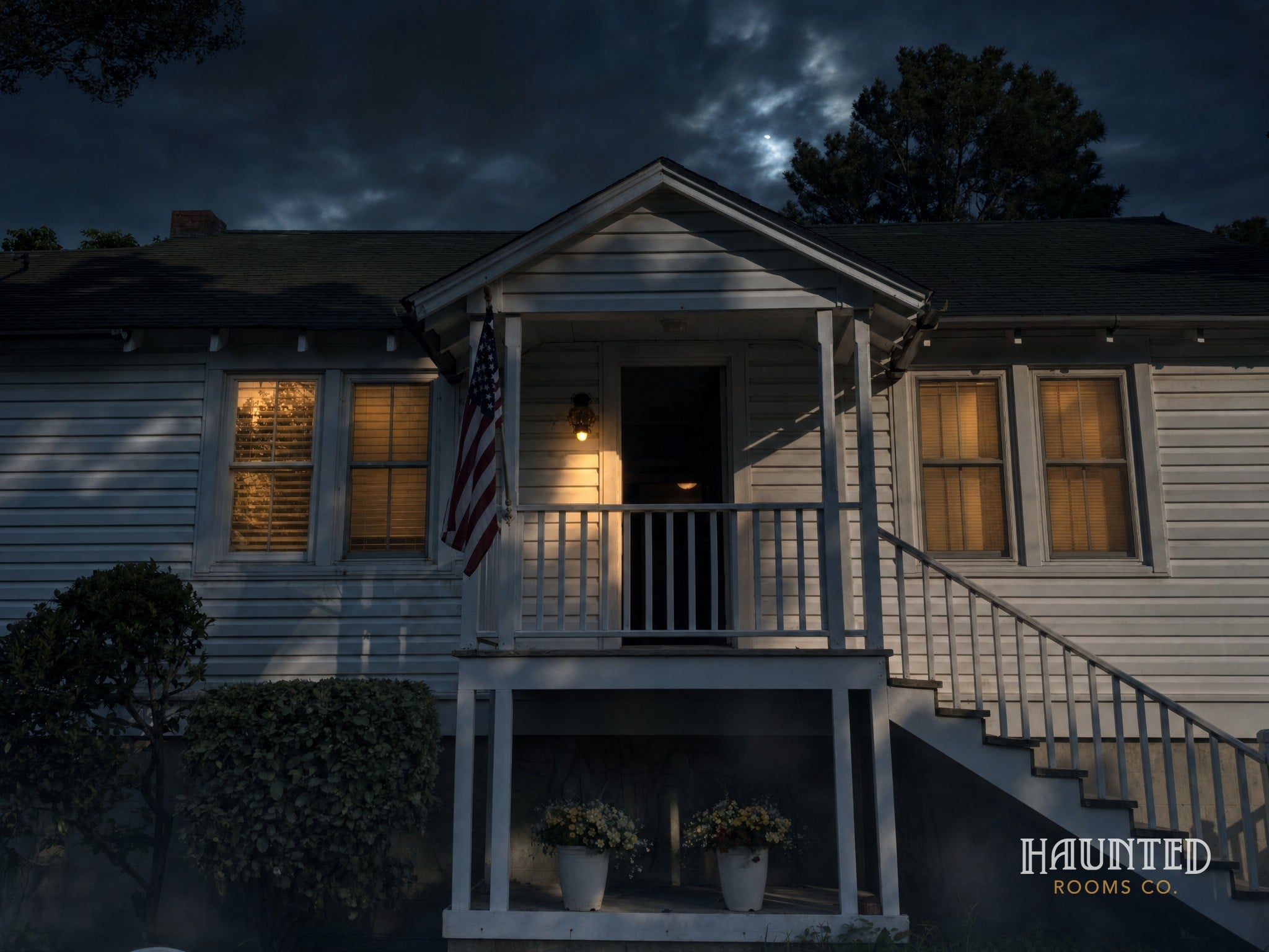 Dot's Cottage at the Roanoke Island Inn at night